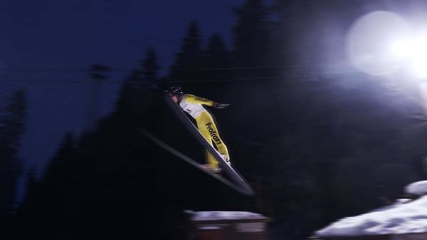 Montasje med både kvinnelige og mannlige hoppere i Profrakt-profilert utstyr