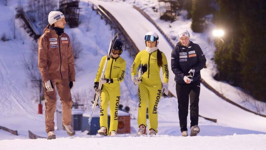 Mikkel og Ea Cathrin i hoppbakken med stjerneblikk