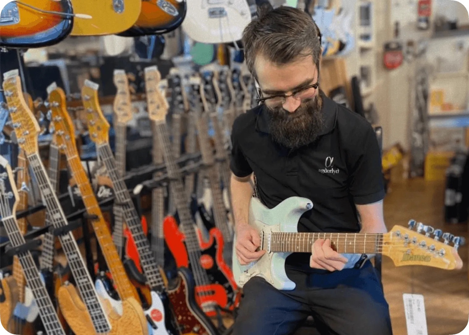 KVALITETSSJEKK: Ansatt hos Agder Lyd tester kvaliteten på produktene. (Foto: Agder Lyd)